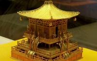 唐代铜浮屠，法门寺博物馆藏。陕西法门寺地宫发现，鎏金，分塔基、塔身、塔刹三部分，楼阁式塔国内仅见。禁止出国展览的