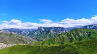 终于站在了白石峰的观景台，被眼前的壮阔狠狠震撼了。在这里，不用刻意找角度，随手一拍都是壁纸级的风景。