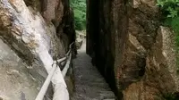 实地攀爬黄山有名的【一线天】，你觉得刺激吗？