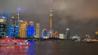 生活在上海几十年了，第一回坐黄浦江游轮，黄浦江上八月的夜风和夜色都有自己的形状