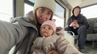 2026俄罗斯夫妻周末带着可爱的女儿前往隔壁中国城市黑河逛街购物消费