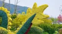 佟佳江旅游度假区依山傍水，山体植被丰富，生态环境极佳。园区内的‌演艺核心岛
