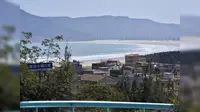 平潭童话小镇S弯真的太绝了！蜿蜒的公路像丝带般缠绕山海，红顶教堂、白色风车与湛蓝大海相映成画，随手一拍都是宫崎骏动漫同款大片，日落时分更是美到窒息