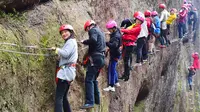 体验龙虎山仙人城飞拉达攀岩和高空玻璃栈道