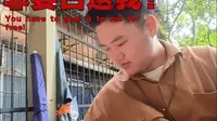在西安西仓集市，被一位卖龙纹桃核的老板整破防了...他坚持说这是机雕，却非要白送我！
