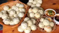 跟馋嘴伙计在渭南吃的早餐第三顿，4个人买了65个包子，蘸着辣椒油吃得美