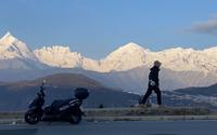 广东妹骑125小踏板摩旅，在德钦看到人生中第一场日照金山，梅里雪山。