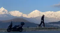 广东妹骑125小踏板摩旅，在德钦看到人生中第一场日照金山，梅里雪山。