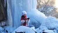高崖峻岭傲冷风,飞瀑凌碧冰雪化。泰山彩石溪、鹦鹉崖现冰瀑奇观。（刘春莲摄）