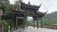 雨天五显岗徒步峨眉登金顶