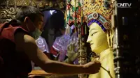 【CCTV】西藏微记录 - 大昭寺刷金佛 / Furbishing the Buddha in Jokhang temple （中英文字幕）