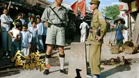 1949年 宝安县 中英街，英籍港警和一位战士在界碑前
