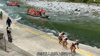 坐船游览神农溪，没想到在长江边，还有纤夫在拉纤呢