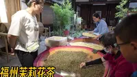 走进福州茉莉花茶文化馆，这里还有窨制茶叶，阿梅买了一款金奖茶