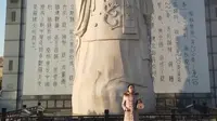 咸阳统一广场的秦始皇雕塑和西安的不是太一样 看看像谁