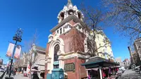 大连俄罗斯一条街是大连旅游胜地，两侧全是俄式建筑，俄罗斯特产店遍布