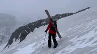 登顶哈巴雪山，然后滑雪下山