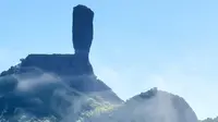 承德·磬锤峰：峰峦叠嶂间一峰孤耸，直插云霄；上粗下细，孤石危峻，却是触摸三百万年的定海神针。康熙帝赐名“磬锤峰”，承德人更愿称其“棒槌山”，是承德独有的山河印记