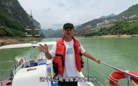 在重庆龚滩古镇，坐船游览乌江的百里画廊，一路风景如画