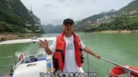 在重庆龚滩古镇，坐船游览乌江的百里画廊，一路风景如画