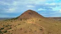 乌兰哈达火山8号火山南尖山看似圆圆尖尖的，其实并非真正的火山
