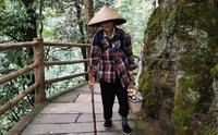 峨眉山徒步一天，洗象池住一晚，也不知道80岁的老爷爷到哪了