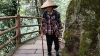 峨眉山徒步一天，洗象池住一晚，也不知道80岁的老爷爷到哪了