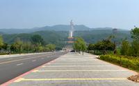 河南省鲁山县，尧山中原大佛，是世界上最高的佛像，国家5A级景区