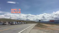 到达念青唐古拉观景台的停靠点，卸车装车，准备体验骑行当雄草原，云厚风大多穿衣，留影出发~