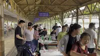 武汉梁子湖龙湾半岛景区，夏日炎炎，烧烤助兴