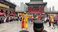 天津古文化街的高跷表演～～