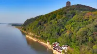 马鞍山采石矶，集山川古迹于一体，受到大量古诗词赞美，被誉为长江三矶之首千古一秀
