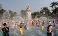 体验云南西双版纳傣族园泼水节，为吸引游客一天四场