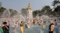 体验云南西双版纳傣族园泼水节，为吸引游客一天四场