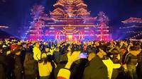 央视春晚同款团队打造！2025重庆彭水蚩尤九黎城“国风苗韵 光影九黎”史诗光影盛宴来袭。绚丽光影交织苗族特色建筑，超震撼非遗表演，带你领略最纯正的苗乡风情！