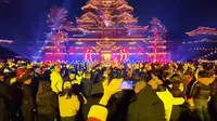 央视春晚同款团队打造！2025重庆彭水蚩尤九黎城“国风苗韵 光影九黎”史诗光影盛宴来袭。绚丽光影交织苗族特色建筑，超震撼非遗表演，带你领略最纯正的苗乡风情！