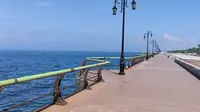 在大连沿着沿海木栈道走一走