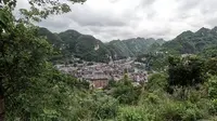 来到了贵州镇远，在镇远古城观景台上观看古城