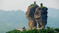河北深山巨石悬立两座千年古庙，无法攀爬，到底如何建成？