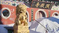 演教寺位于中台翠岩峰峰顶，寺内供奉“孺童文殊菩萨”。演教寺名，取意于文殊菩萨在此演教说法。