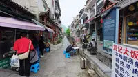 水陆丝绸路 黔东门户 镇远古城 在舞阳河畔居民楼旁过早