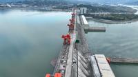 三峡大坝水利工程，集防洪、发电、航运、水资源利用等为一体 ，于1994年动工，2006年5月全线竣工，是目前世界上最大的水利枢纽建筑！
