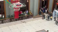 潍坊风筝博物馆，人在室内的风筝表演，耍的跟玩悠悠球似的