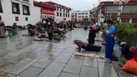 拉萨早上大昭寺虔诚信徒