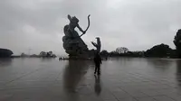 巴陵广场上有一座霸气的雕像，后羿大战巴蛇的故事