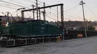 本溪南芬露天铁矿自备1000号电机车牵引KF自翻车驶向选矿厂