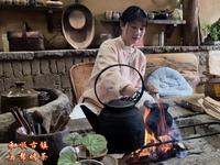 和顺古镇马帮烤茶（雷响茶）起源于古代茶马古道的商旅文化，最早可追溯到唐代。其名称“雷响茶”源于沸水冲入烤罐时发出的闷雷般声响，寓意吉祥安康、商路顺遂。