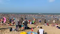连云港连岛海滨浴场：大沙湾沙滩，放眼尽是帐篷遮阳伞游泳圈