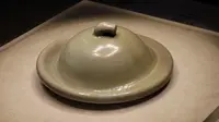 秘色瓷盖罐，慈溪上林湖越窑遗址，唐代。秘色瓷最有名的地方在于看上去好像里面有一汪水。它最重要的意义在于影响了宋代瓷器开始追求玉质感。