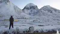 两个穷游小伙没钱住旅馆，在西藏冈仁波齐通宵转山，最后被冻到快失温